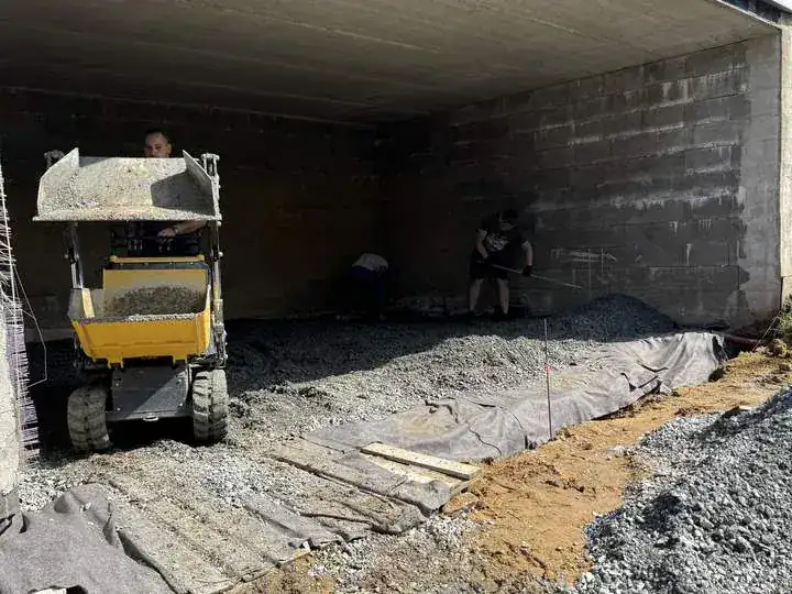 Zemní práce a štěrkové lože — rekonstrukce rodinného domu na Liberecku