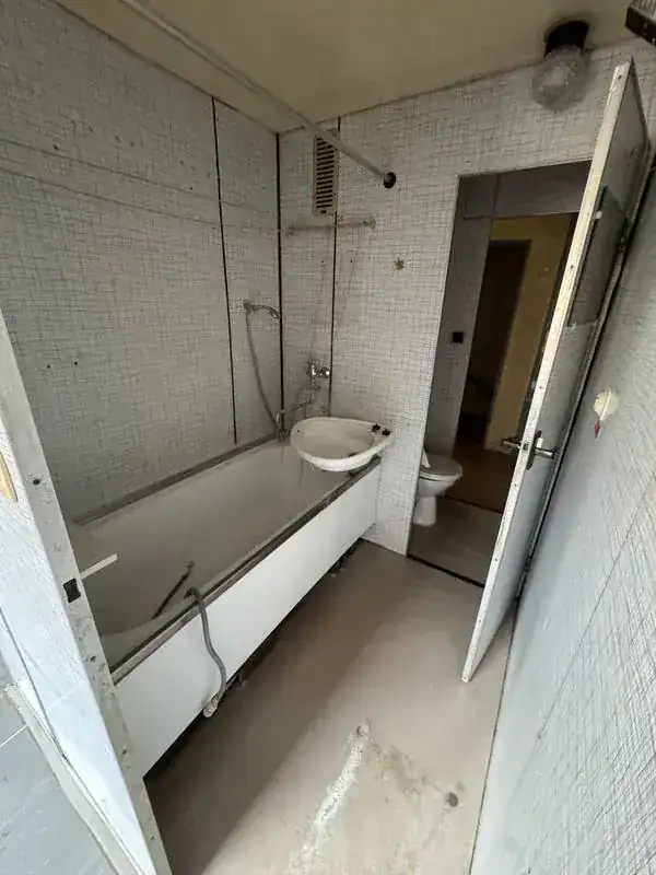 Původní koupelna v panelovém bytě před rekonstrukcí