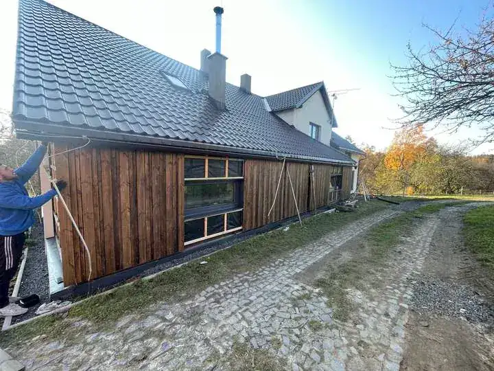 Dřevěný obklad fasády — rekonstrukce rodinného domu na Liberecku